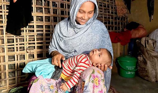 Rokiya flydde branden med sina. De klarade sig oskadda, men deras hem brann ner.