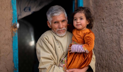 En glasblåsare i Herat fick sitt hem och ateljé förstörda i jordbävningen.