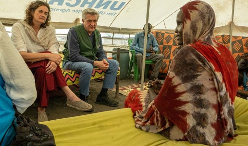 UNHCR:s chef sitter i ett tält med flyktingar i Sydsudan.