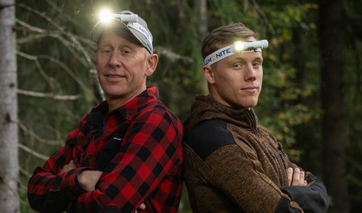 Gunde Svan och hans son Ferry Svan står med armarna korsade framför sig. De har varsin pannlampa på huvudet.