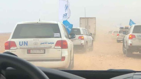 Den största hjälpsändningen någonsin har nått fram till ett avlägset flyktingläger vid gränsen mellan Syrien och Jordanien. Konvojen med 118 lastbilar var fullastad med förnödenheter till 40 000 människor i stor nöd. 