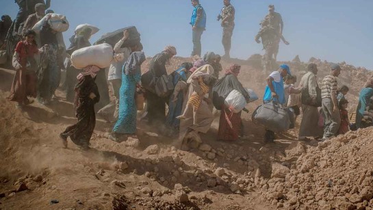 UNHCR:s personal hjälper människor över gränsen mellan Syrien och Jordanien. 