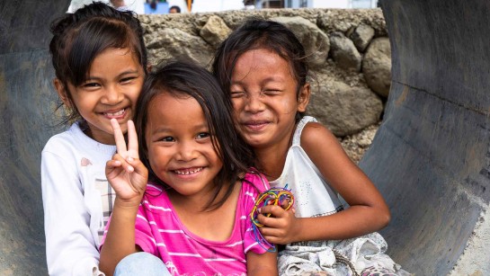 Flickor lever på flykt.