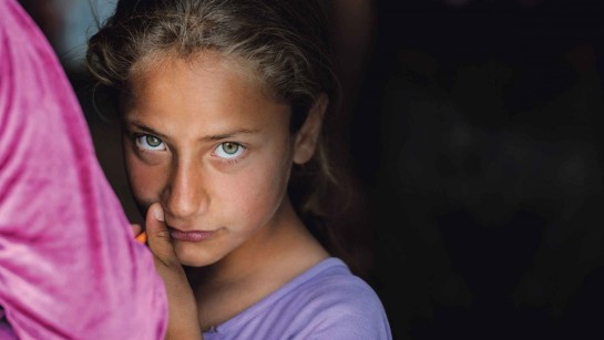 70 miljoner människor är på flykt i världen - var och en med sin historia. Av alla flyktingar är hälften barn som Noora från Syrien. Vi kallar det Human Facts.