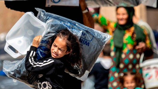 Bombattacker i norra Syrien tvingar familjer på flykt. UNHCR är på plats med nödhjälp.