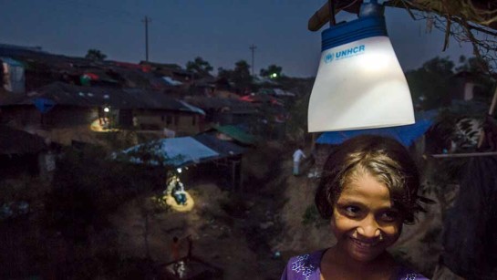 Jag är glad över sollampan, den hjälper mig att göra läxor.&quot; 8-åriga Umme Habiba står under sin solcellslampa utanför hennes hem i flyktinglägret Kutupalong i Bangladesh, ett läger som är hem för Rohingyafolket från Myanmar.