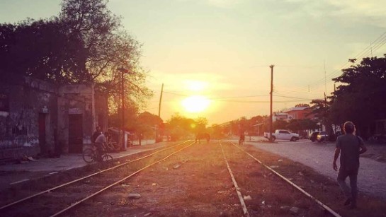 Järnvägen "La Bestia" i Mexiko - där det dödliga tåget mot den amerikanska gränsen kör. Tusentals centralamerikaner som flyr gängvåld riskerar sina liv i försök att ta sig ombord varje år. Järnvägen "La Bestia" i Mexiko - där tåget mot den amerikanska gränsen kör. Tusentals centralamerikaner som flyr gängvåld riskerar sina liv i försök att ta sig ombord på tåget varje år. 