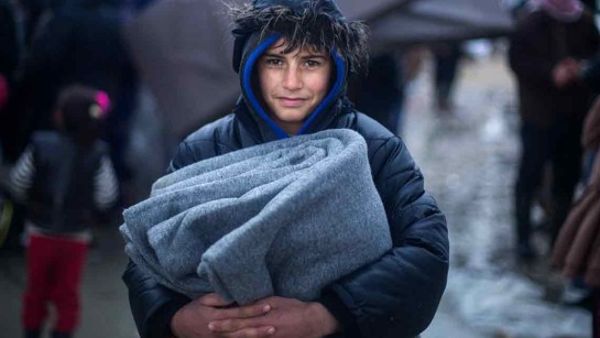 Dagen efter att stormen Norma svepte över Libanon får Mohamed, en ung flykting från Deir ez-Zor, filtar från UNHCR. Fältpersonal är plats och hjälper utsatta människor i behov av hjälp.