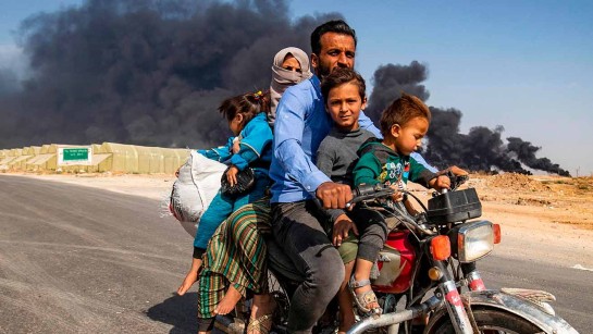 Tusentals familjer flyr flyganfall i norra Syrien.