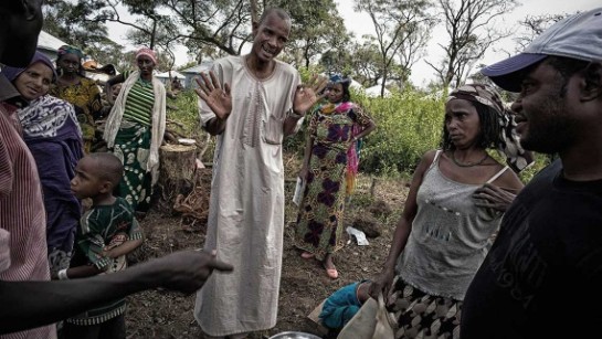 Idris förhandlar med en kvinna om tillträde till sitt tält. Han hoppas att familjen, som just anlänt från Centralafrikanska republiken, snart kan flytta in där. 