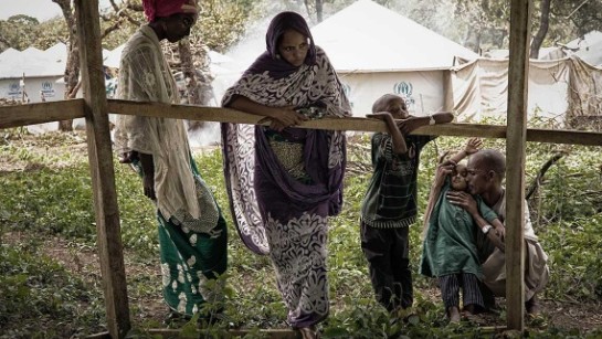 Idris och hans familj står utanför sitt tält i flyktinglägret Gado-Badzere i Kamerun. 