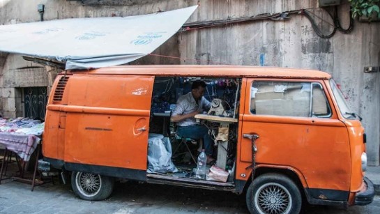 Mazen är skräddare från Syrien. Han förlorade sitt hus och jobb i kriget. I dag bor han i Damaskus och har han startat om sin skrädderiverksamhet i en hyrd skåpbil. 