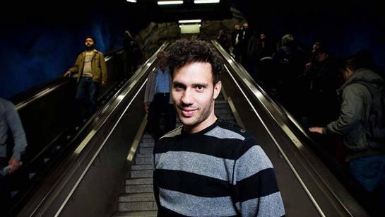  År 1992 kom Dejan till Sverige från Sarajevo, det året när staden belägrades och allt förändrades. 