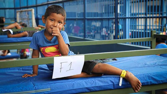 Flyktingar som tillhör urfolket Warao från Venzuela får hjälp mot att smittas av covid-19 i Braslien.