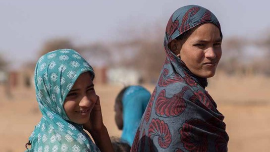Maliska flickor på flykt i Burkina Faso.