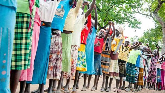 Lindex kunder rundade upp med 2,1 miljoner kronor till barn på flykt i världen - som de här flyktingbarnen från Sydsudan som har sökt skydd i Etiopien. 