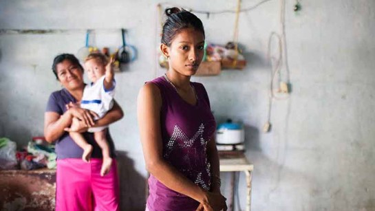 Genesis A. Cerrato är 16 år. Hon har flytt med sin ett-åriga son till Tenosique i södra Mexiko. Genesis son föddes efter upprepade sexuella övergrepp från en granne i Honduras. 