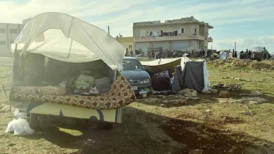 En hjälpkonvoj med 30 lastbilar når människor som har flytt från Afrin i norra Syrien. 