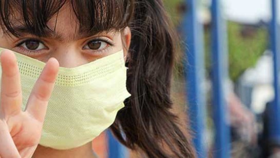 En syrisk flyktingflicka kan återvända till skolan efter nedstängning i flyktinglägret Zaatari i Jordanien.