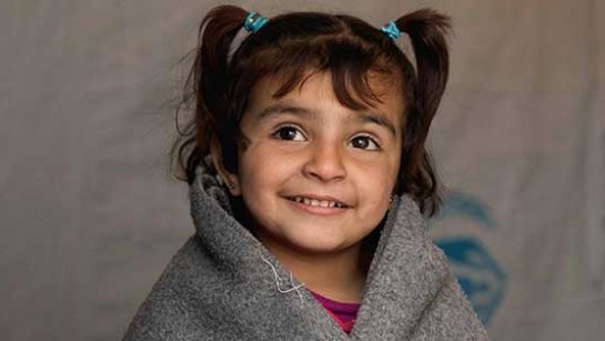 Amani är på flykt från kriget. Du kan ge fler familjer filtar.