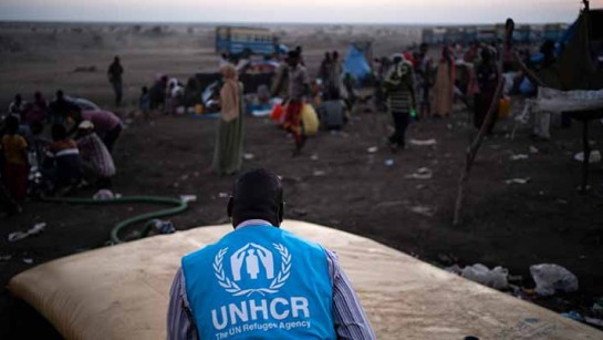 Flyktinglägret Hamdayet i Sudan. Fältpersonal installerar en vattenpump. Varje familj får en vattendunk. Innan de nådde Sudan gick människor mil för att undkomma brutala strider i regionen Tigray i Etiopien.