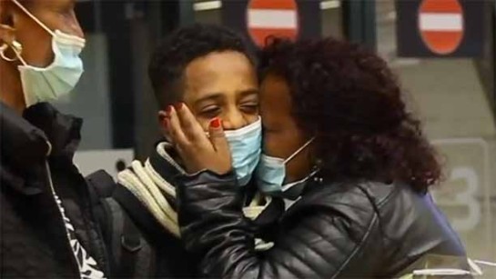 En mamma och hennes son kramar varandra för första gången på åtta år.