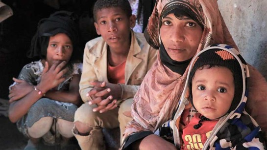 Saba är 34 år och tvingades fly från Taiz för fem år sedan. De har fått filtar och varma kläder från UNHCR för att klara kylan. De behöver mer hjälp för att överleva.