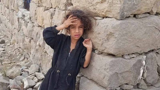 En liten flicka på flykt i Jemen. UNHCR:s fältarbetare går från dörr till dörr för att hjälpa nödställda i krigsdrabbade Jemen.