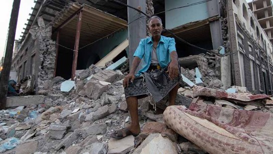 52-åriga Shaker Ali sitter framför det som en gång va en marknadsplats i Aden. &quot;Jag har bott här i mer än 15 år och att se mitt stadsdel så här gör mig ledsen. Kriget tvingade oss att fly. Vi tog oss till Inma&#039;a stad när våldet bröt ut, och nu är jag tillbaka till mitt hem. Vi saknar grundläggande saker som el, och vill att regeringen röjer undan all förstörelse &quot;berättar Shaker. I mänsklig katastrof utspelar sig i Jemen just nu.