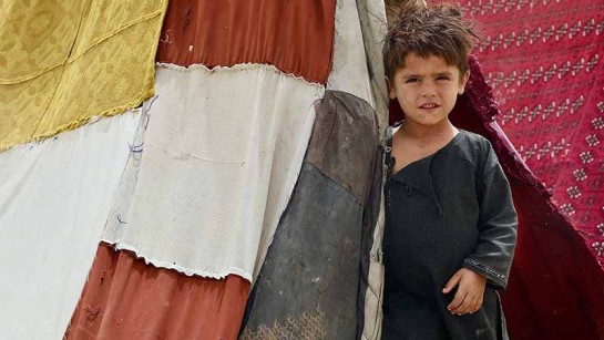 Maryamns son Zarif står utanför tygtältet i utkanten av Mazar-e Sharif.