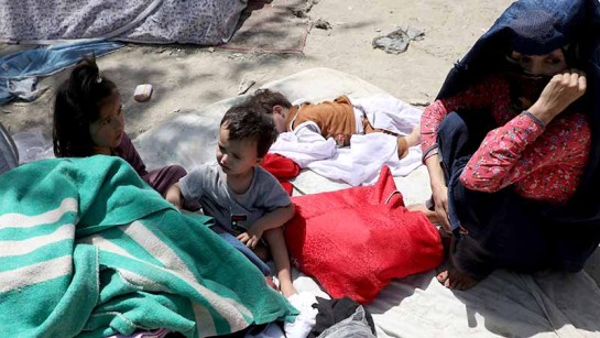 En familj på flykt från sitt hem på grund av striderna mellan talibanerna och afghanska säkerhetsstyrkor i norra provinser har sökt skydd i en offentlig park i Kabul.