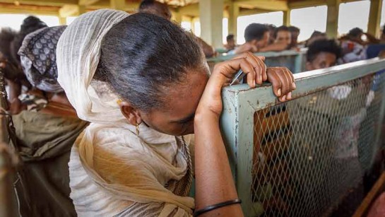 En kvinna på flykt från Eritrea väntar på nödhjälp i flyktinglägret Mai Aini i Tigray. Den blodiga konflikten i norra Etiopien har gjort att lägret har varit utan nödleveranser i två månader.