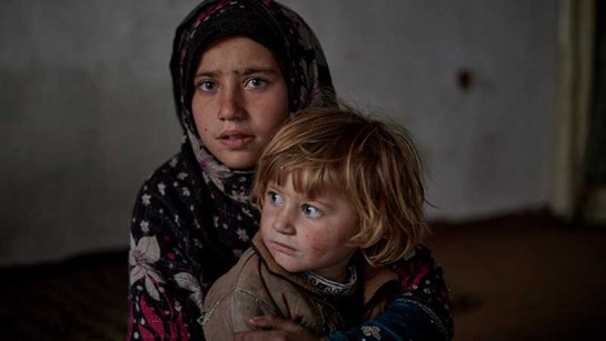 Assela och Fauzia är syskon och på flykt i Afghanistan.