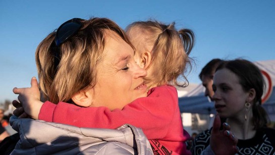 En familj på flykt från Ukraina får skydd i Polen.