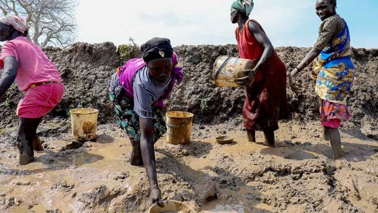Kvinnor i lägret hinkar för att överleva.