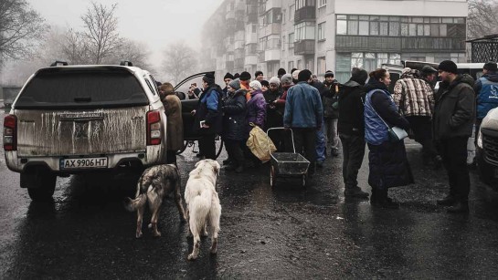 UNHCR:s partner Proliska delar ut förnödenheter i Chasiv Yar i Ukraina.