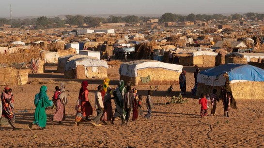 Barn leker i ett flykingläger på gränsen mellan Tchad och Sudan.