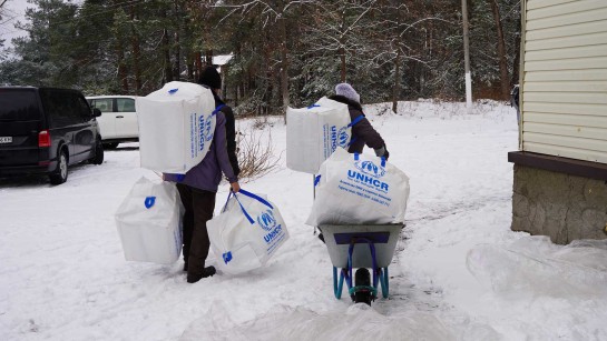 Krigsdrabbade människor får nödhjälp och isoleringsmaterial till sina hus så att de kan hålla sig varma i vinter.