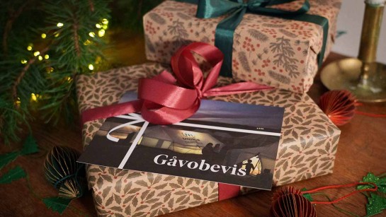 Julklappar ligger under en julgran.