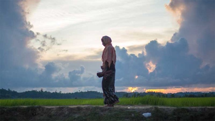 En kvinna ur Rohingyfolket från Myanmar är på flykt i Bangladesh. Ge en minnesgåva och få ett fint minnesblad.